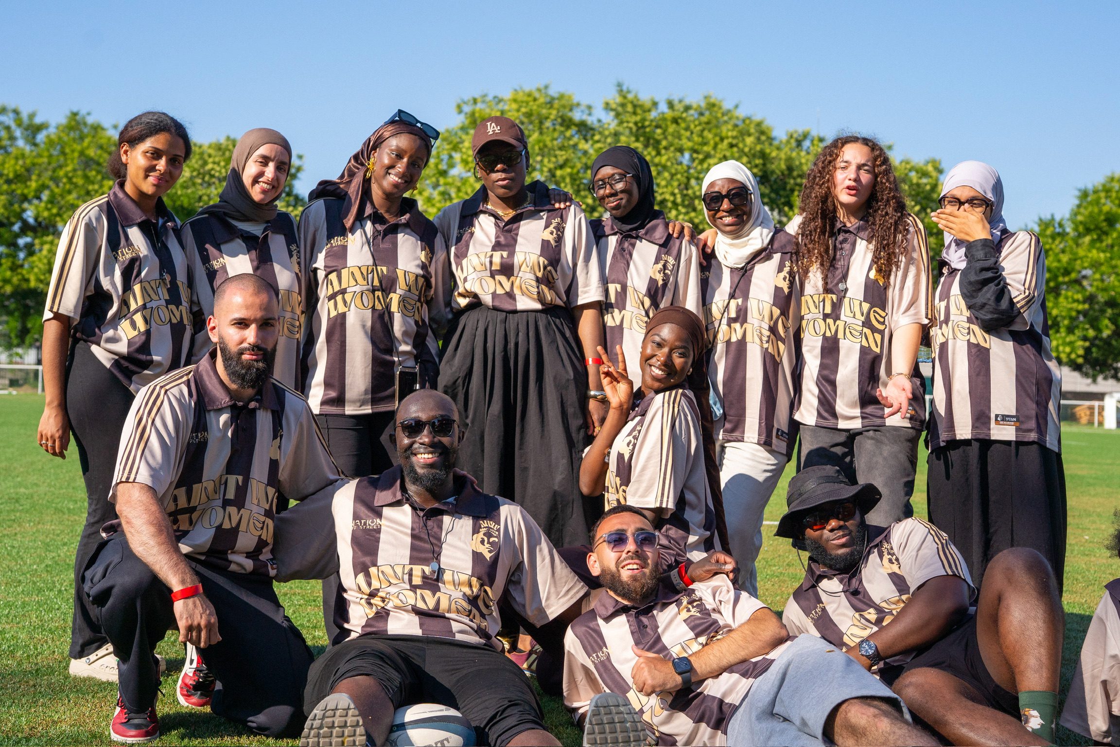 Équipe des Olympiades Féminines en maillots AWW réunie sur le terrain